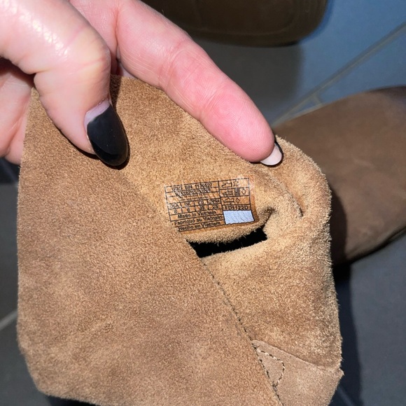UGG boots. Never worn. Size 8 - Picture 5 of 7